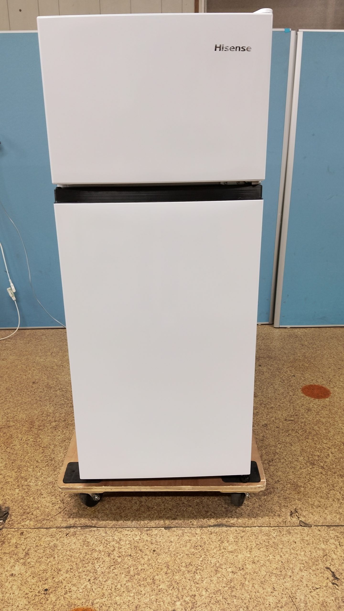 【中古】Hisense 2ドアノンフロン冷凍冷蔵庫 124L 2024年製 HR-B12HW - 画像 (2)