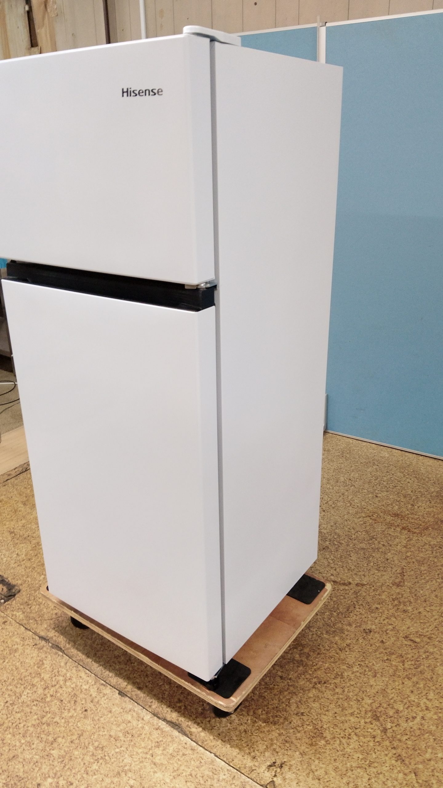 【中古】Hisense 2ドアノンフロン冷凍冷蔵庫 124L 2024年製 HR-B12HW - 画像 (3)