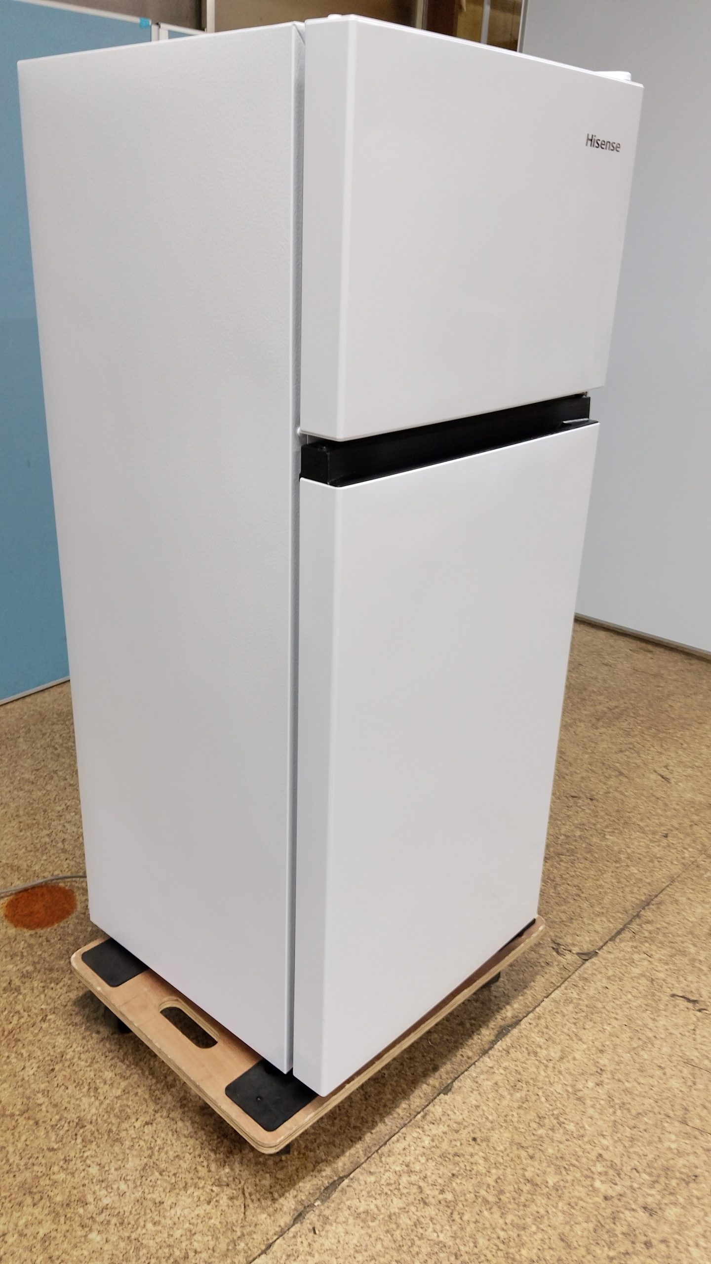 【中古】Hisense 2ドアノンフロン冷凍冷蔵庫 124L 2024年製 HR-B12HW - 画像 (4)
