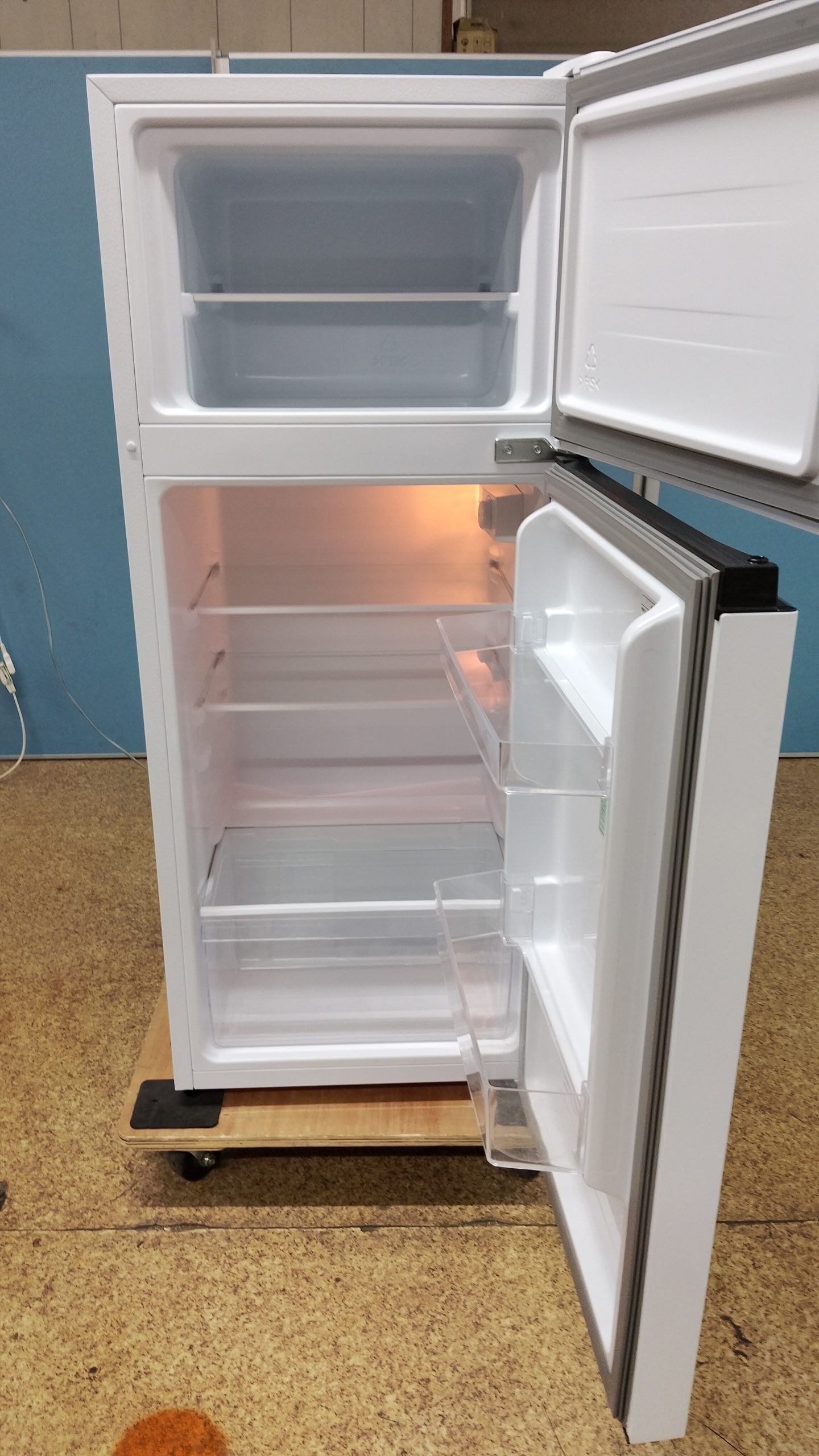 【中古】Hisense 2ドアノンフロン冷凍冷蔵庫 124L 2024年製 HR-B12HW - 画像 (5)